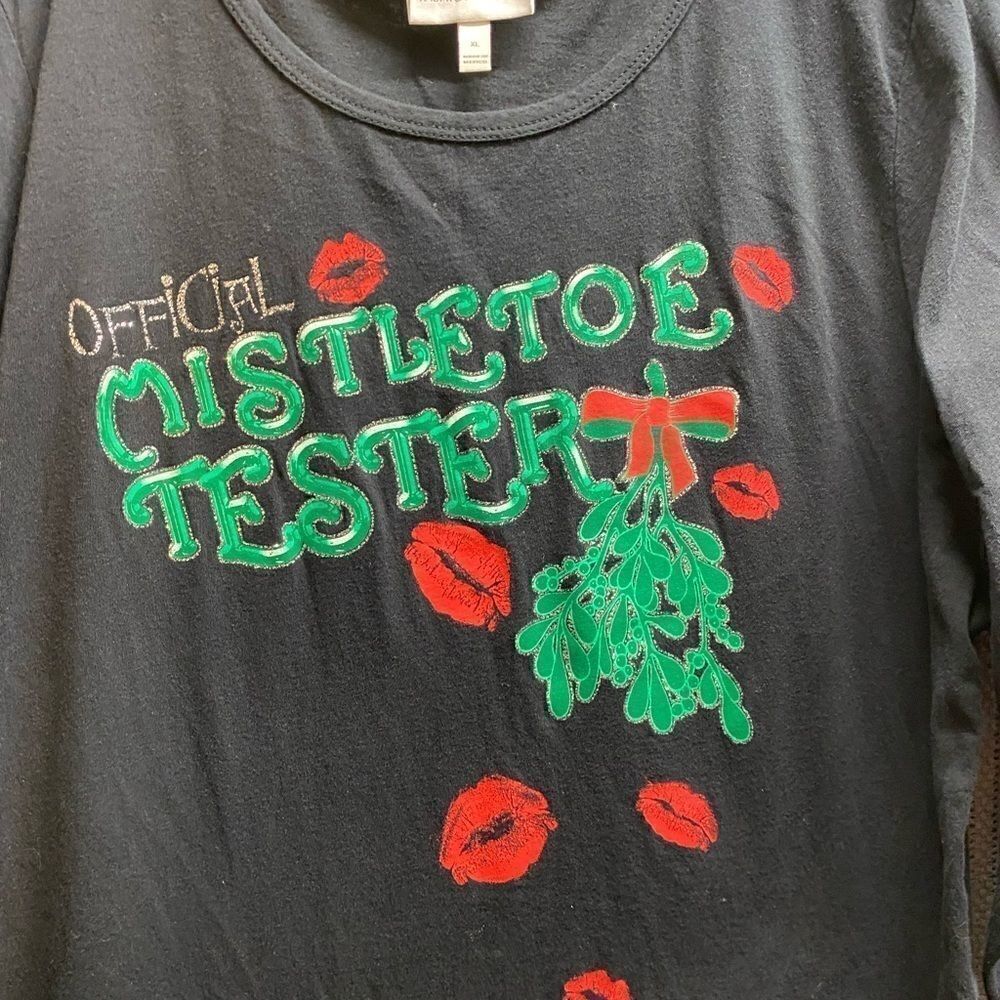 fashionâbugâWomenâs Christmas/holiday/mistletoeâblackâtâshirt/sizeâExâlarge